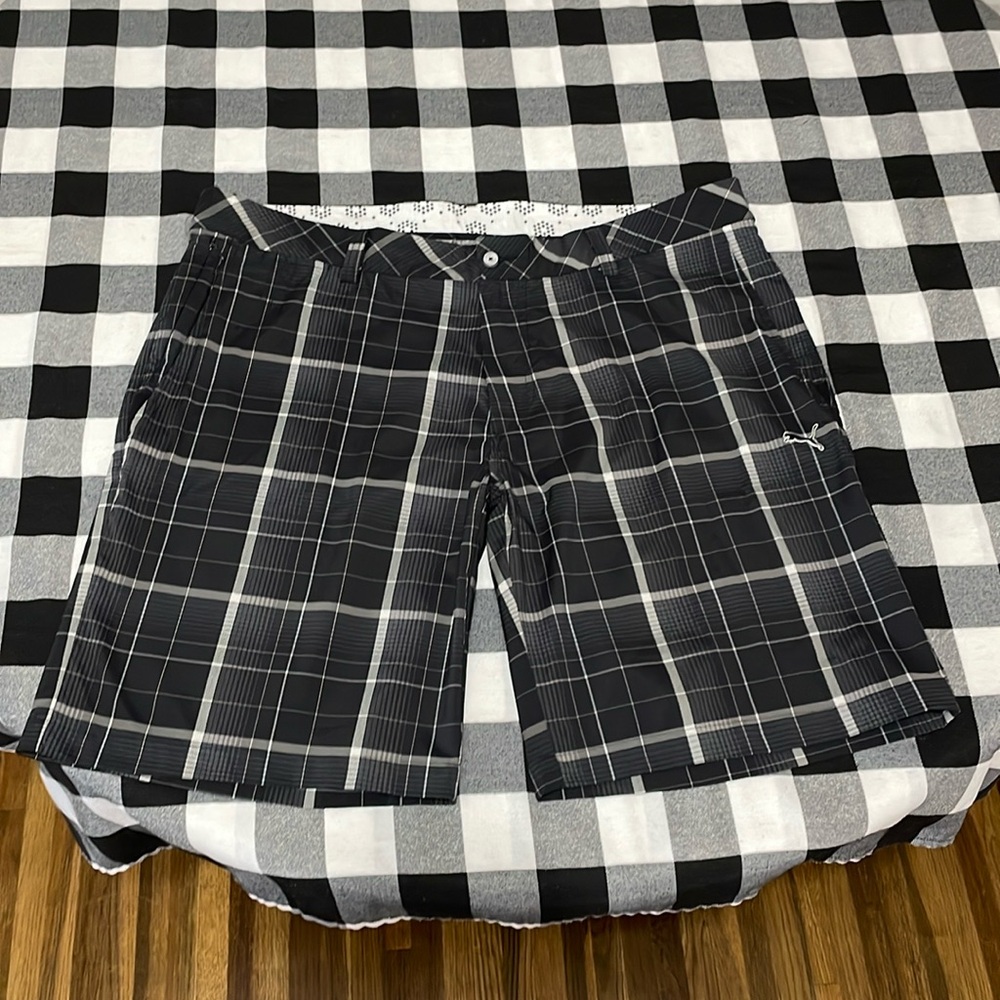 Puma Plaid Golf Shorts Men's Size 41 Black Gray Stretch Zip Pocket